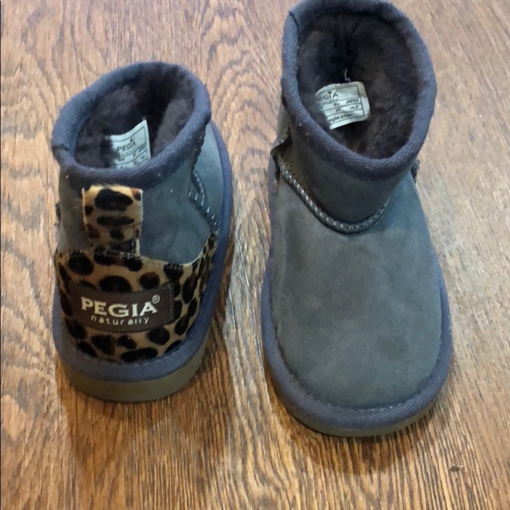 Pegia girls warm boots gently worn